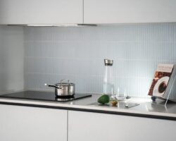 Panel szklany nad blatem w kuchni w bloku: rodzaje szkła, pomiary i montaż krok po kroku