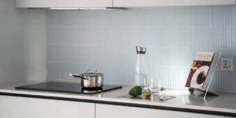 Panel szklany nad blatem w kuchni w bloku: rodzaje szkła, pomiary i montaż krok po kroku