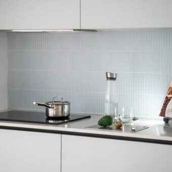 Panel szklany nad blatem w kuchni w bloku: rodzaje szkła, pomiary i montaż krok po kroku