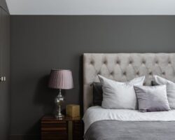 Łóżko z pojemnikiem w małej sypialni w bloku: mechanizm, stelaż i montaż krok po kroku