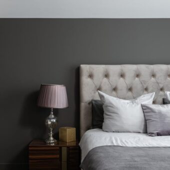 Łóżko z pojemnikiem w małej sypialni w bloku: mechanizm, stelaż i montaż krok po kroku